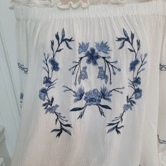 2/$20 American Eagle Ebroidered Peasant Top M - Picture 2 of 12